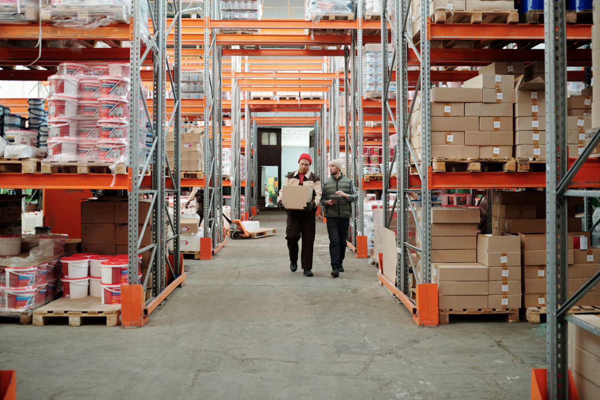 Almacén con estanterías y cajas de mercancía