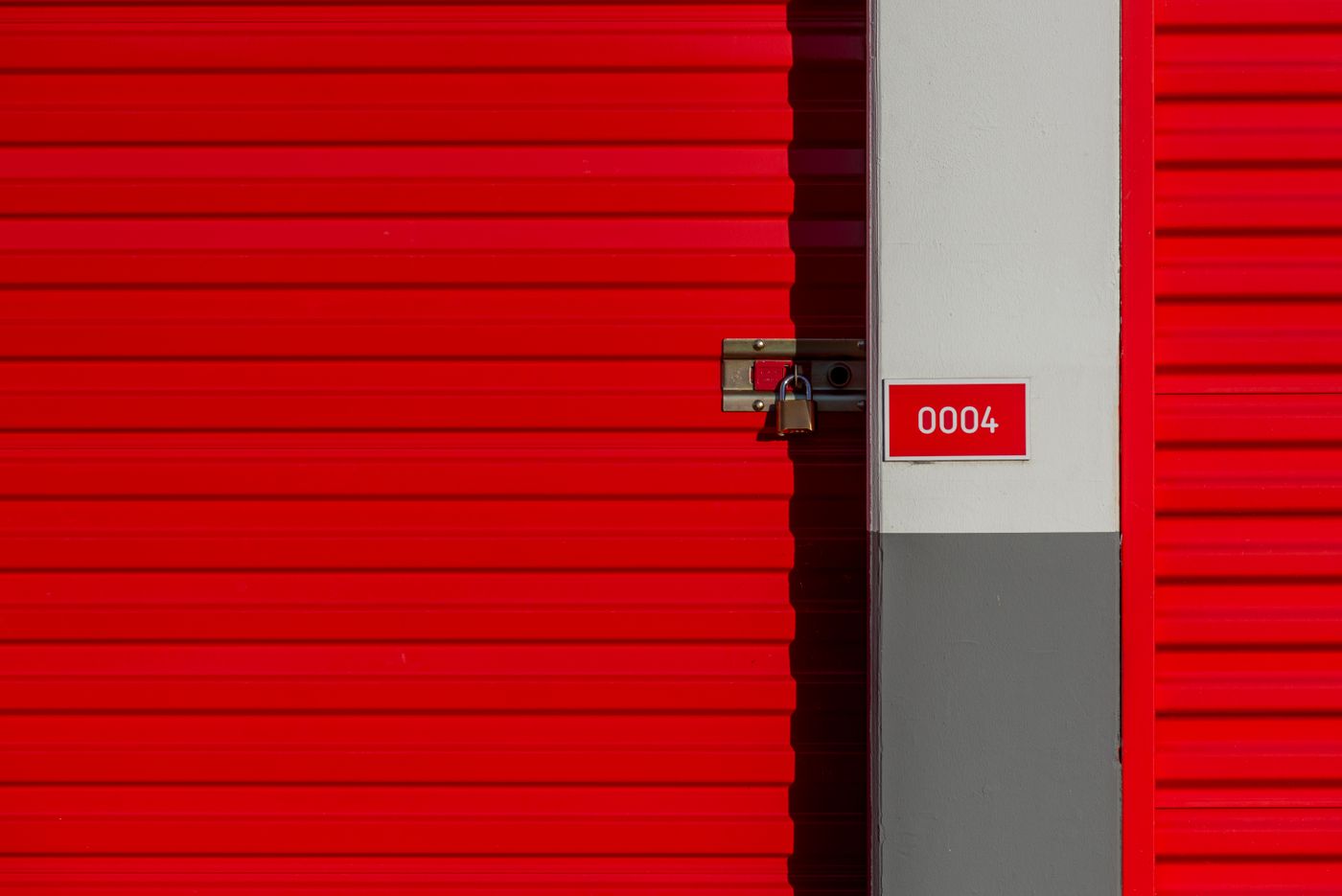 Detalle de una puerta de trastero con candado