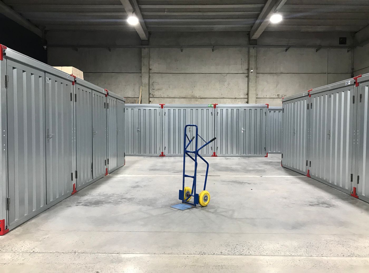 Interior de las instalaciones con trasteros metálicos de distintos tamaños